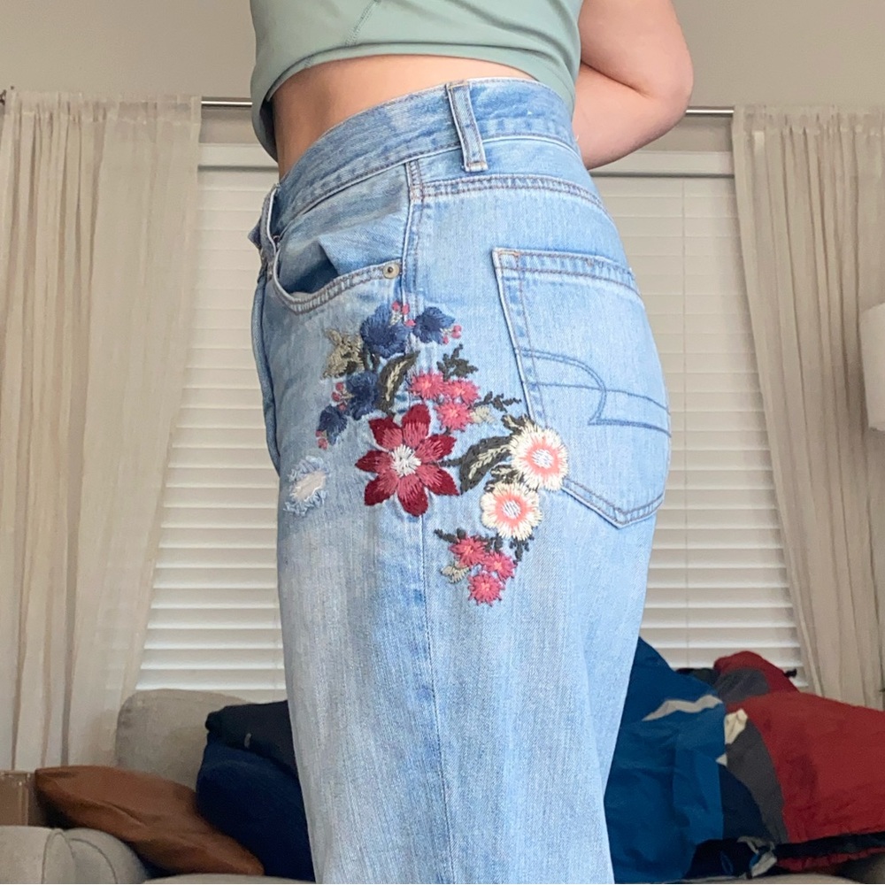 Embroidered American Eagle Mom Jeans Size 6 Short